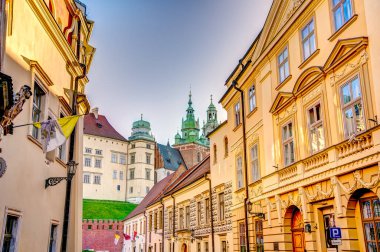 Krakow, Polonya - Ekim 2022: Sonbahar havasında tarihi kent merkezi, HDR Görüntü