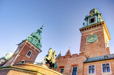 Krakow, Polonya - Ekim 2022: Sonbahar havasında tarihi kent merkezi, HDR Görüntü