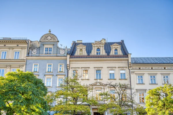 Krakow, Polonya - Ekim 2022: Sonbahar havasında tarihi kent merkezi, HDR Görüntü