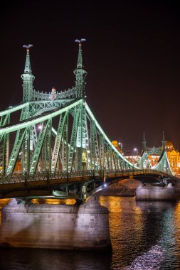 Budapeşte, Macaristan - Aralık 2022: Geceleyin tarihi kent merkezi, HDR Image