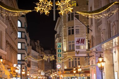Budapeşte, Macaristan - Aralık 2022: Geceleyin tarihi kent merkezi, HDR Image