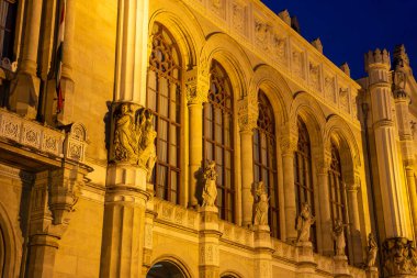 Budapeşte, Macaristan - Aralık 2022: Geceleyin tarihi kent merkezi, HDR Image