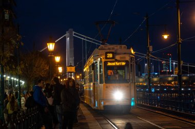 Budapeşte, Macaristan - Aralık 2022: Geceleyin tarihi kent merkezi, HDR Image