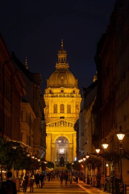 Budapeşte, Macaristan - Aralık 2022: Geceleyin tarihi kent merkezi, HDR Image