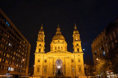 Budapeşte, Macaristan - Aralık 2022: Geceleyin tarihi kent merkezi, HDR Image
