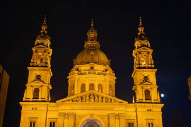 Budapeşte, Macaristan - Aralık 2022: Geceleyin tarihi kent merkezi, HDR Image