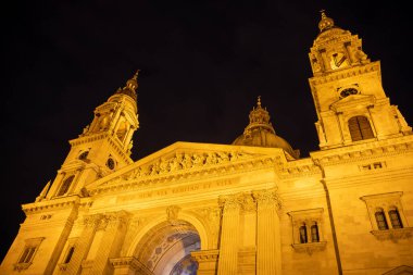 Budapeşte, Macaristan - Aralık 2022: Geceleyin tarihi kent merkezi, HDR Image