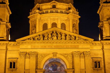 Budapeşte, Macaristan - Aralık 2022: Geceleyin tarihi kent merkezi, HDR Image