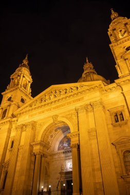 Budapeşte, Macaristan - Aralık 2022: Geceleyin tarihi kent merkezi, HDR Image