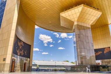 Windhoek, Namibia - Ocak 2023: Güneşli havalarda tarihi şehir merkezine bakın, HDR Image