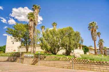 Windhoek, Namibia - Ocak 2023: Güneşli havalarda tarihi şehir merkezine bakın, HDR Image