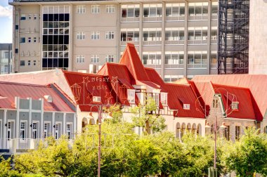 Windhoek, Namibia - Ocak 2023: Güneşli havalarda tarihi şehir merkezine bakın, HDR Image