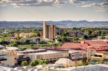 Windhoek, Namibia - Ocak 2023: Güneşli havalarda tarihi şehir merkezine bakın, HDR Image