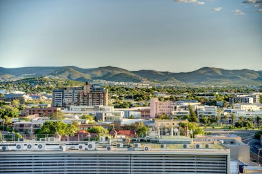 Windhoek, Namibia - Ocak 2023: Güneşli havalarda tarihi şehir merkezine bakın, HDR Image