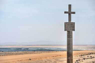 Cape Cross Namibya 'da okyanus kenarındaki güzel çöl manzarası