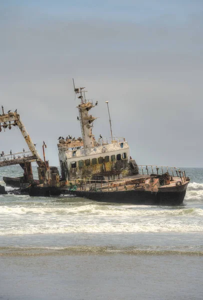 Viejo Barco Arrojado Sentado Orilla Desierto Namib Con Océano Atlántico — Foto de Stock