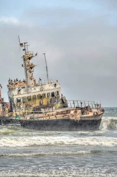 投げられた古い船は銀行に座っています 大西洋とナミビアの砂漠はスケルトン海岸近くで会う ナミビア 南アフリカ — ストック写真