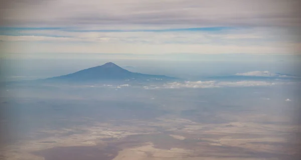 ケニアの飛行機からのキリマンジャロ山の眺め — ストック写真