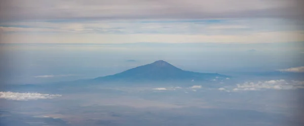 ケニアの飛行機からのキリマンジャロ山の眺め — ストック写真