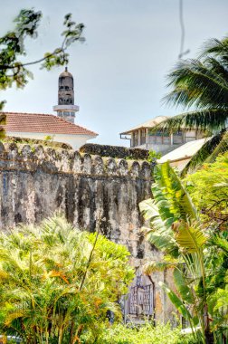 Stone Town, Zanzibar, Tanzanya - Ocak 2023: Güneşli havada tarihi simgeler
