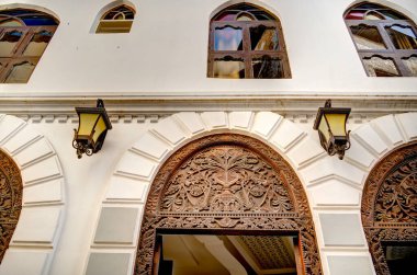 Stone Town, Zanzibar, Tanzanya - Ocak 2023: Güneşli havada tarihi simgeler