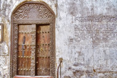 Stone Town, Zanzibar, Tanzanya - Ocak 2023: Güneşli havada tarihi simgeler