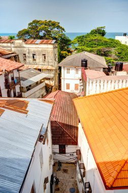 Stone Town, Zanzibar, Tanzanya - Ocak 2023: Güneşli havada tarihi simgeler
