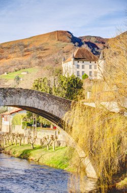 Baigorry, Fransa - Ocak 2023: Kışın tarihi köy