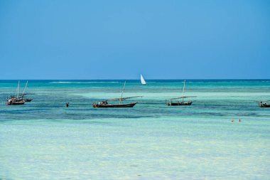 Nungwi, Zanzibar, Tanzanya - Ocak 2023: Güneşli havalarda resim plajı