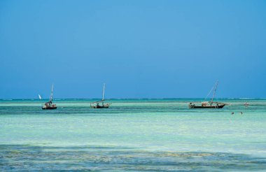 Nungwi, Zanzibar, Tanzanya - Ocak 2023: Güneşli havalarda resim plajı