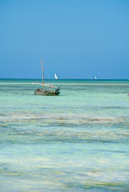 Nungwi, Zanzibar, Tanzanya - Ocak 2023: Güneşli havalarda resim plajı