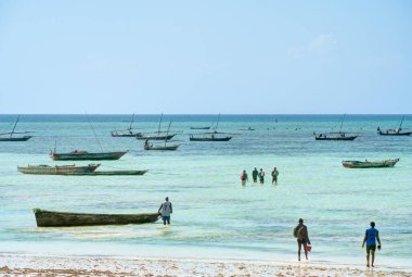 Nungwi, Zanzibar, Tanzanya - Ocak 2023: Güneşli havalarda resim plajı