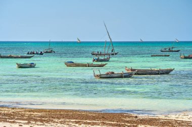 Nungwi, Zanzibar, Tanzanya - Ocak 2023: Güneşli havalarda resim plajı