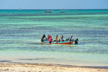 Nungwi, Zanzibar, Tanzanya - Ocak 2023: Güneşli havalarda resim plajı