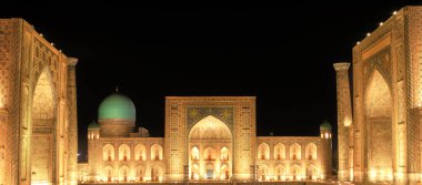 Semerkant, Özbekistan - Ekim 2019: Geceleyin Registan Meydanı, HDR
