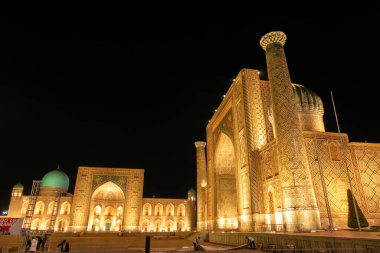 Semerkant, Özbekistan - Ekim 2019: Geceleyin Registan Meydanı, HDR