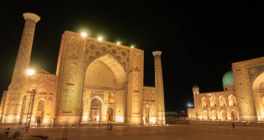 Semerkant, Özbekistan - Ekim 2019: Geceleyin Registan Meydanı, HDR