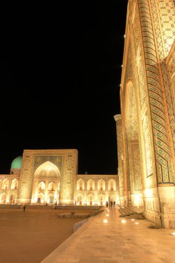 Semerkant, Özbekistan - Ekim 2019: Geceleyin Registan Meydanı, HDR