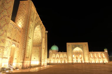 Semerkant, Özbekistan - Ekim 2019: Geceleyin Registan Meydanı, HDR