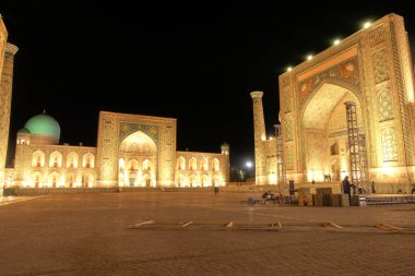 Semerkant, Özbekistan - Ekim 2019: Geceleyin Registan Meydanı, HDR