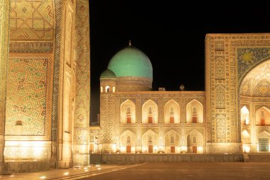 Semerkant, Özbekistan - Ekim 2019: Geceleyin Registan Meydanı, HDR