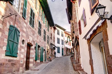 Saint-Jean-Pied-de-Port, Fransa - 24 Aralık 2022: Fransa 'nın en güzel köyü Saint Jean Pied de Port' un tipik evleri