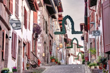 Saint-Jean-Pied-de-Port, Fransa - 24 Aralık 2022: Fransa 'nın en güzel köyü Saint Jean Pied de Port' un tipik evleri