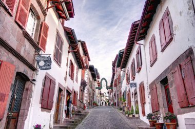 Saint-Jean-Pied-de-Port, Fransa - 24 Aralık 2022: Fransa 'nın en güzel köyü Saint Jean Pied de Port' un tipik evleri