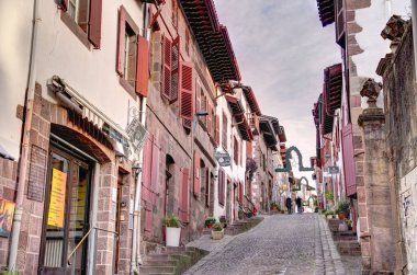 Saint-Jean-Pied-de-Port, Fransa - 24 Aralık 2022: Fransa 'nın en güzel köyü Saint Jean Pied de Port' un tipik evleri