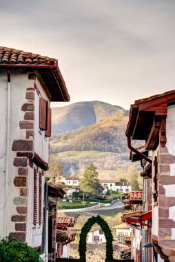 Saint-Jean-Pied-de-Port, Fransa - 24 Aralık 2022: Fransa 'nın en güzel köyü Saint Jean Pied de Port' un tipik evleri