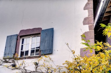 Saint-Jean-Pied-de-Port, Fransa - 24 Aralık 2022: Tarihi Bask köyü St Jean Pied de Port, Fransa 