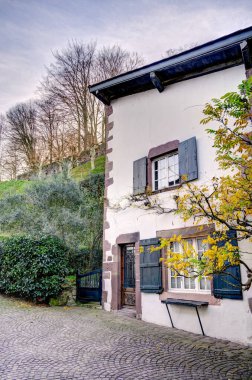 Saint-Jean-Pied-de-Port, Fransa - 24 Aralık 2022: Tarihi Bask köyü St Jean Pied de Port, Fransa 