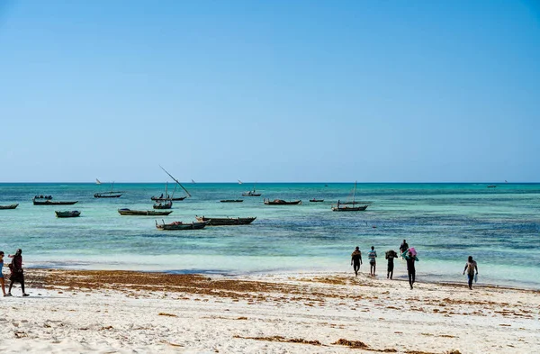 Nungwi, Zanzibar, Tanzanya - Ocak 2023: Güneşli havalarda resim plajı