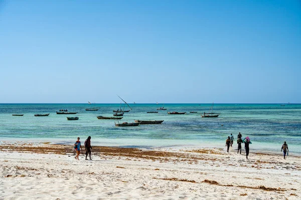 Nungwi, Zanzibar, Tanzanya - Ocak 2023: Güneşli havalarda resim plajı